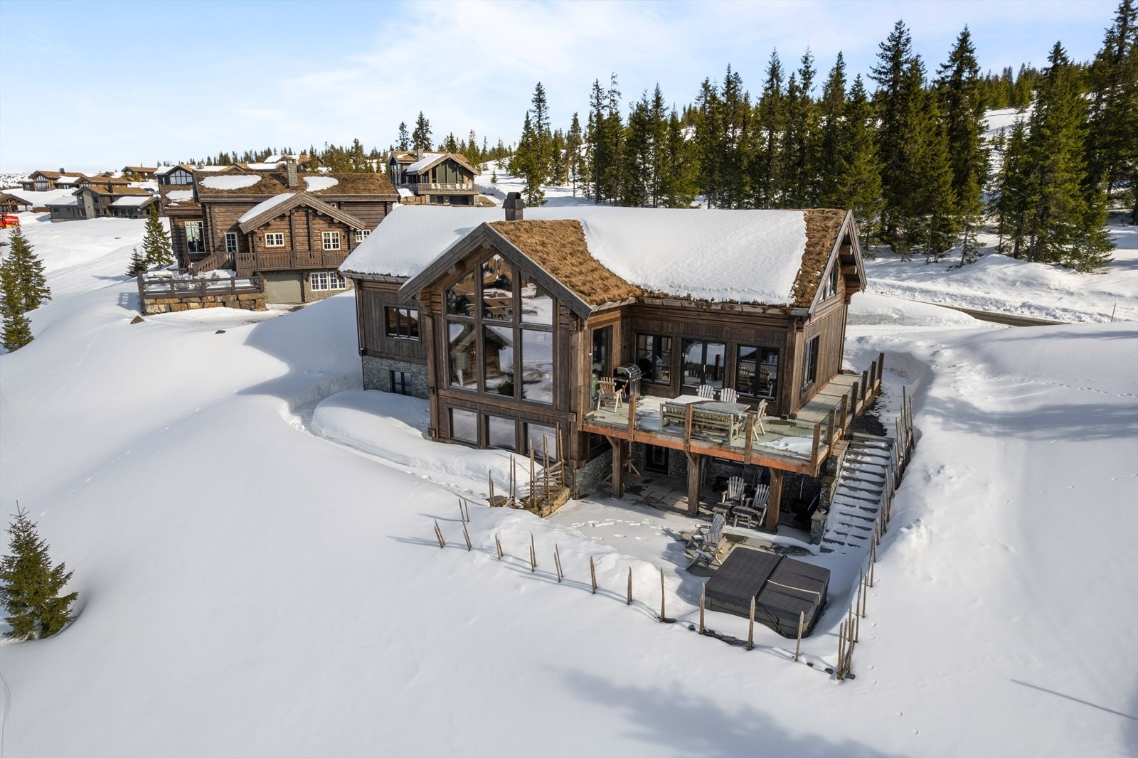 Super beliggenhet som en av de øverste utsikts-eiendommene i blindveien Kronrøysa - ett steinkast fra hytta til både alpinløype og langrennsløype! Galleribilde