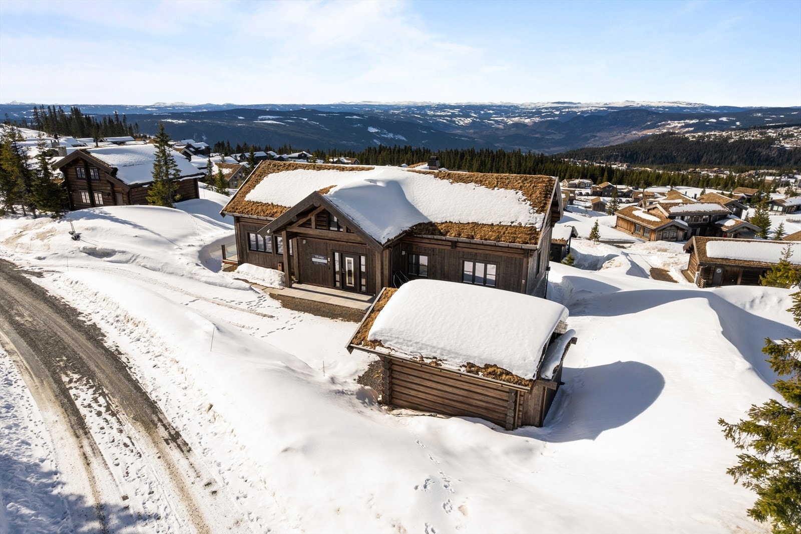 Super beliggenhet som en av de øverste utsikts-eiendommene i blindveien Kronrøysa - ett steinkast fra hytta til både alpinløype og langrennsløype! Galleribilde