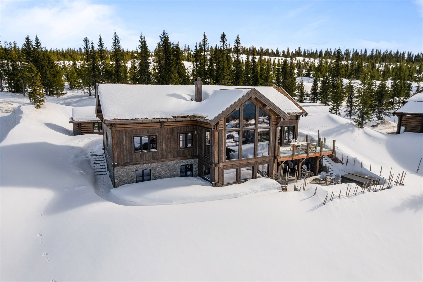 Super beliggenhet som en av de øverste utsikts-eiendommene i blindveien Kronrøysa - ett steinkast fra hytta til både alpinløype og langrennsløype! Galleribilde