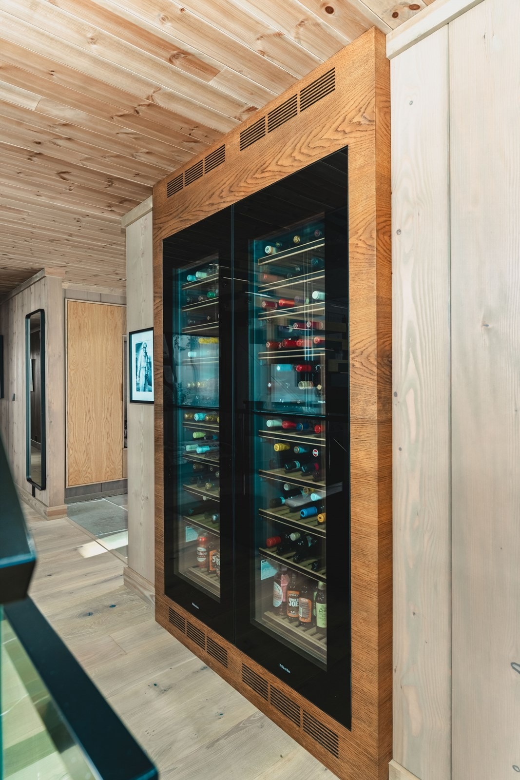 Takhøye vinskap mellom hallen og kjøkkenet Galleribilde