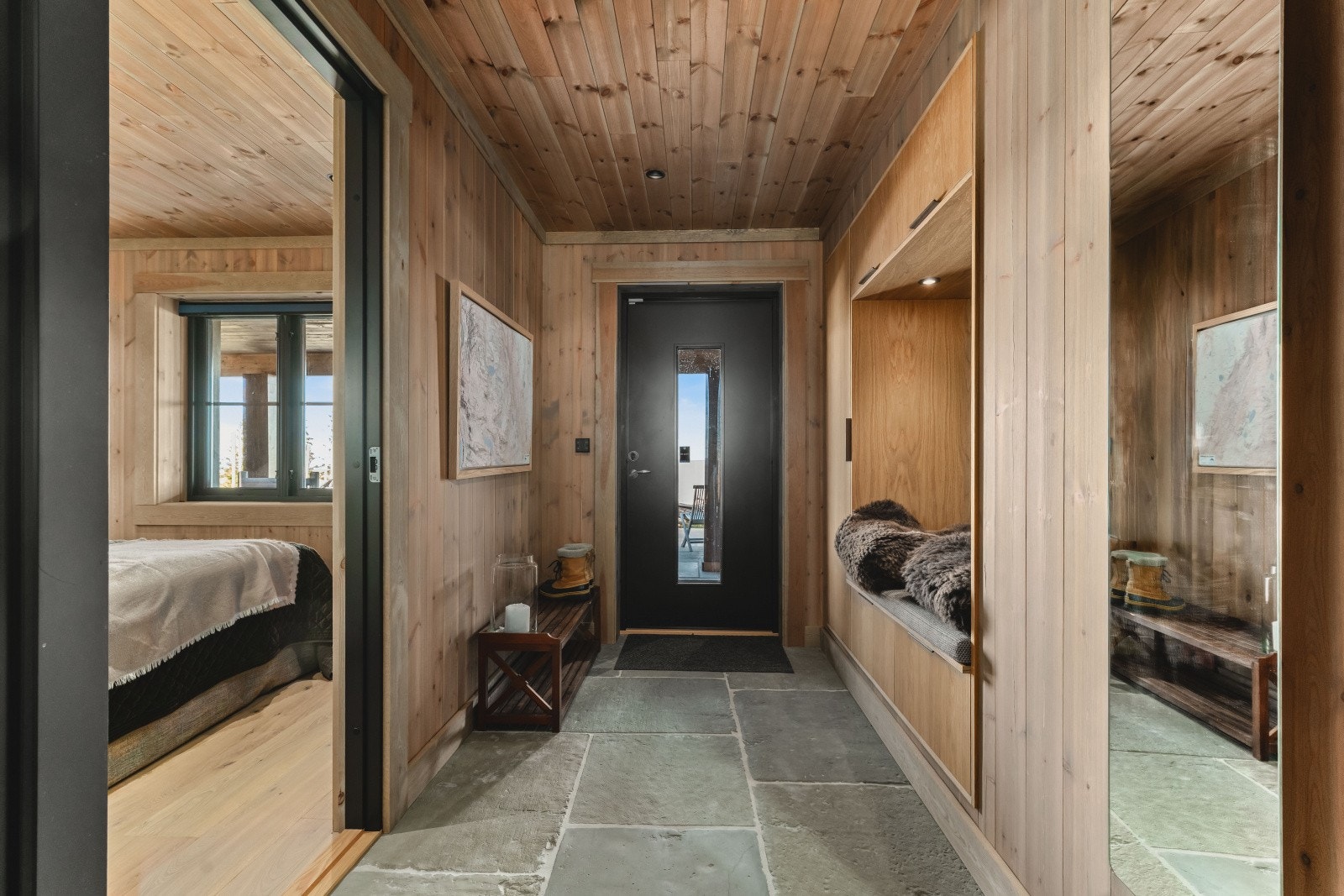 Kjeller/u.etg. har egen entré med garderobeskap, sittebenk og utgangsdør. Adkomst herfra direkte ut til stor terrasse og jacuzzi Galleribilde