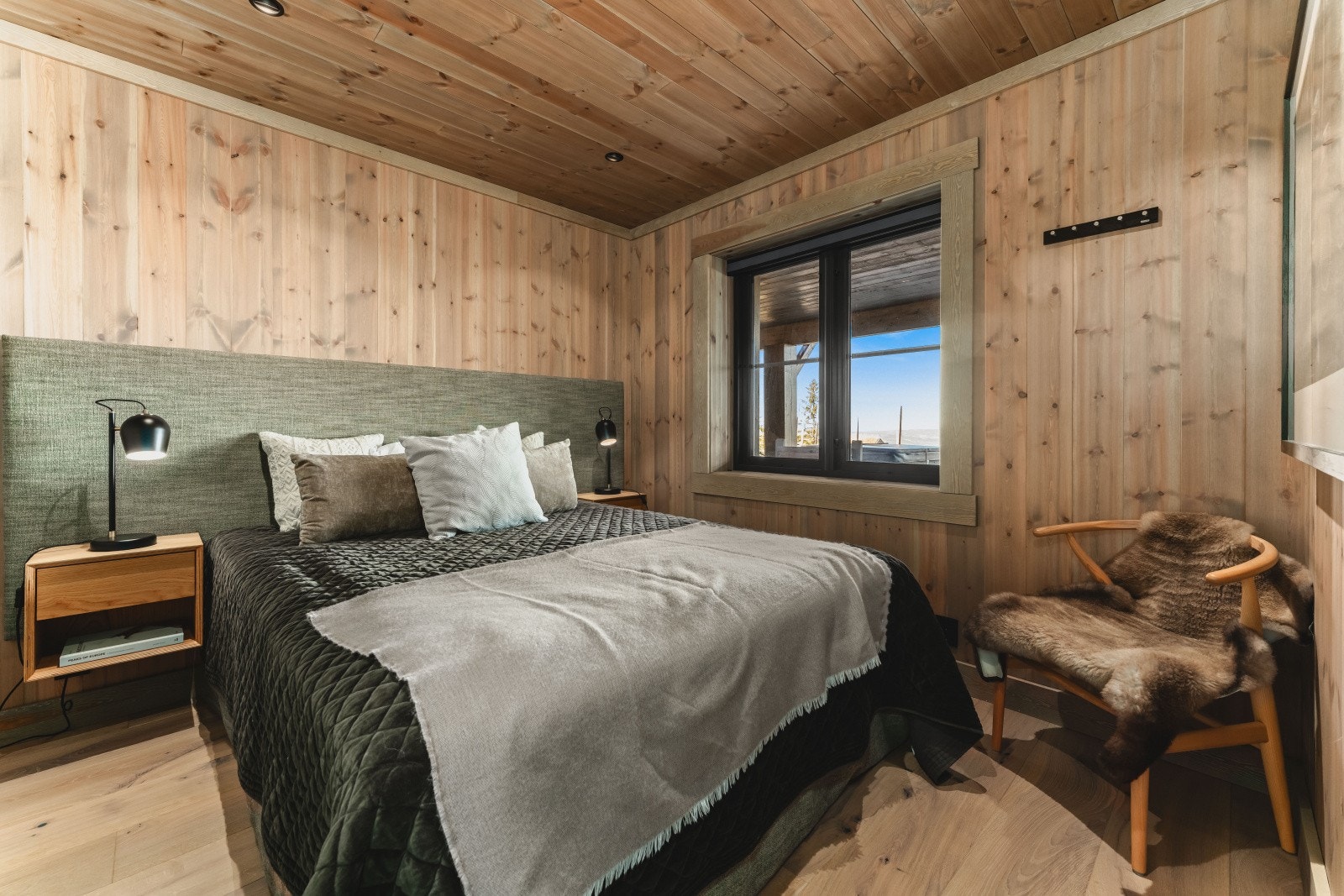 Ett av totalt 4 stk. soverom i denne etasjen - flott utsikt også herfra! Galleribilde