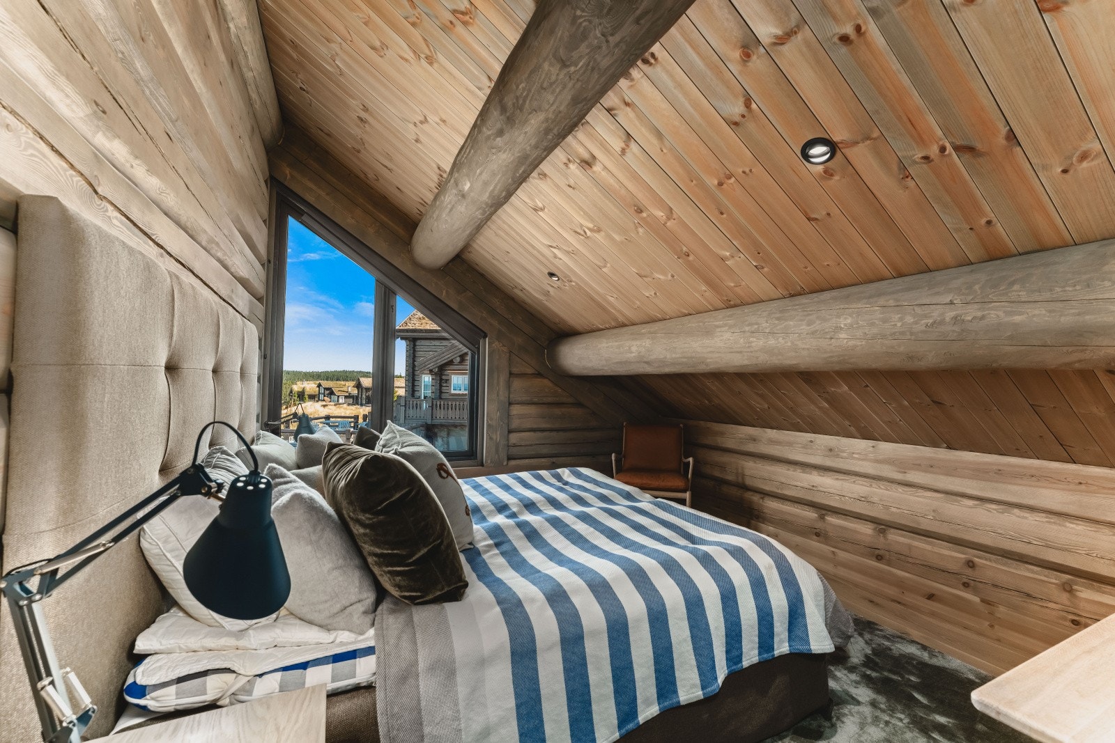 Ett av 2 stk. soverom i 2.etg. Store vindusflater og fin utsikt Galleribilde