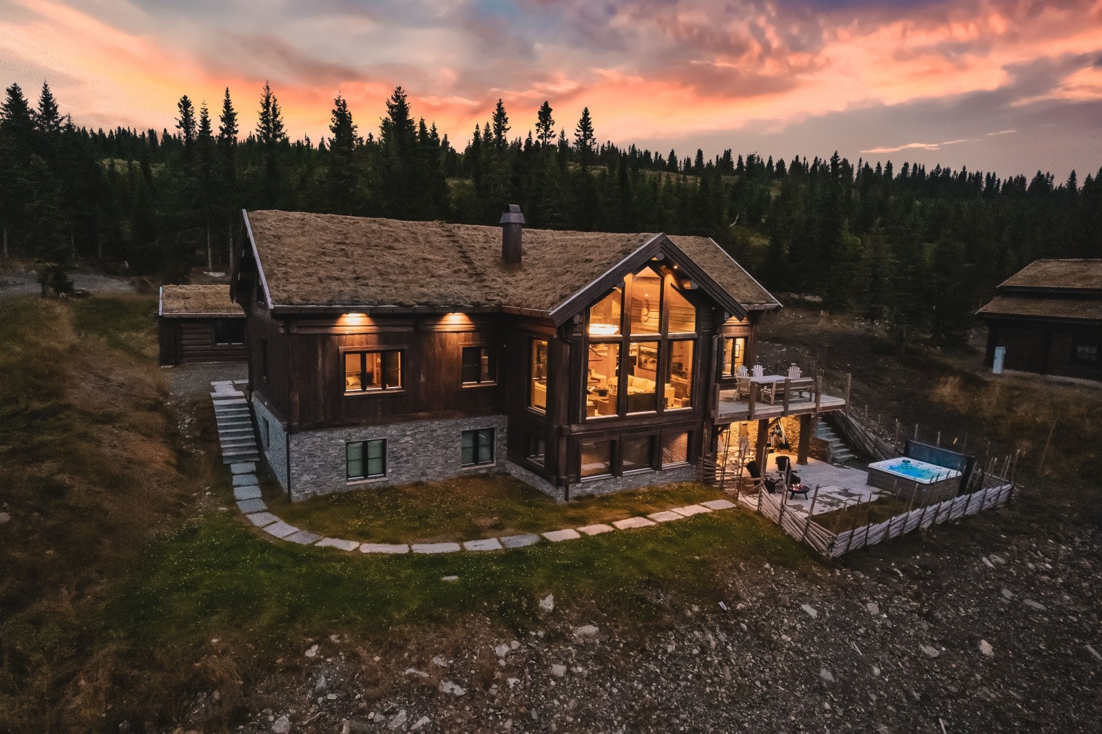 Hytta ligger utrolig flott til som en av de innerste utsikts-eiendommene i attraktive Kronrøysa - Ski inn-ski ut både langrenn og alpint! Galleribilde