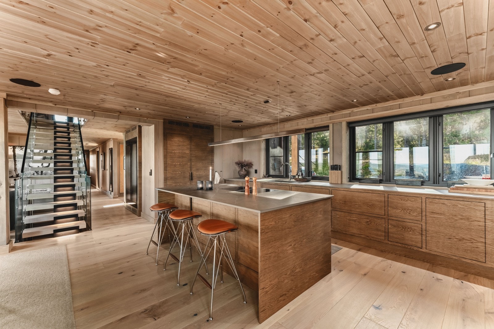 Rålekkert kjøkken med DEKTON benkeplate inkludert div. integrerte hvitevarer fra MIELE - spesialtilpasset og produsert av lokal møbelsnekker Svinsaas (svinsaas.com) Galleribilde