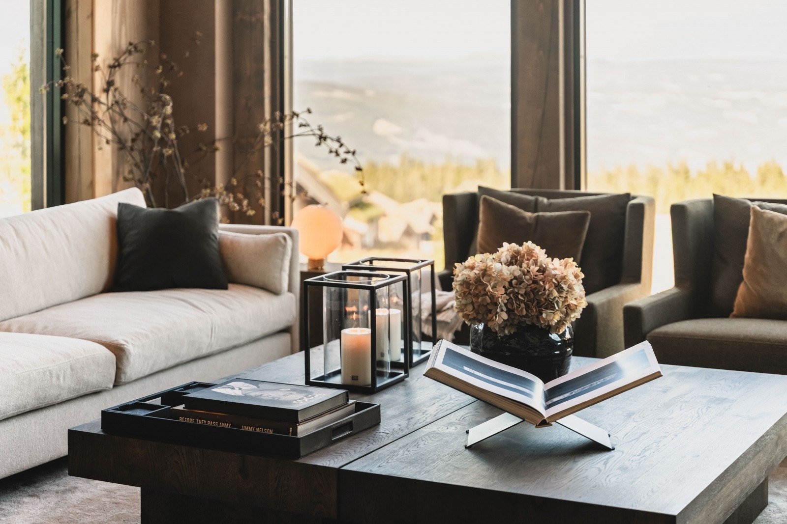 Hytta har påkostet interiørdesign fra Slettvoll og selges fullt møblert og klar til bruk! Galleribilde