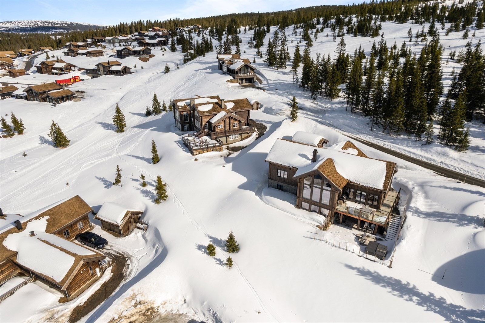 Super beliggenhet som en av de øverste utsikts-eiendommene i blindveien Kronrøysa - ett steinkast fra hytta til både alpinløype og langrennsløype! Galleribilde