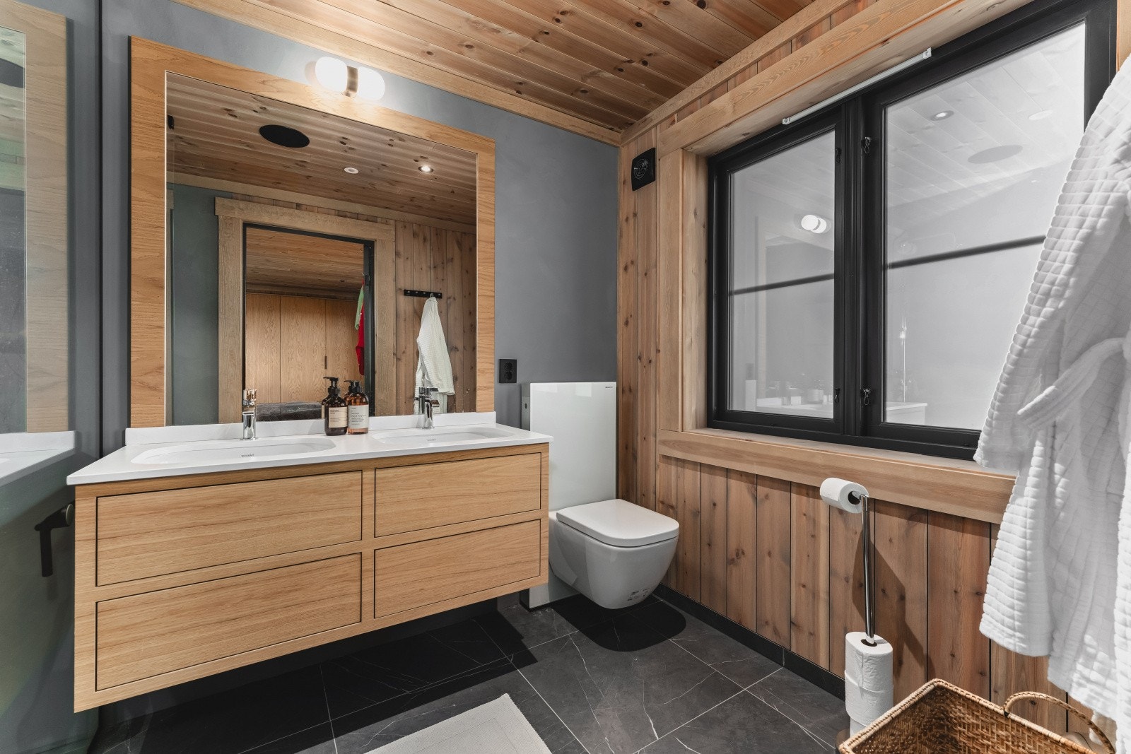 Lekkert bad en-suite fra hovedsoverommet Galleribilde