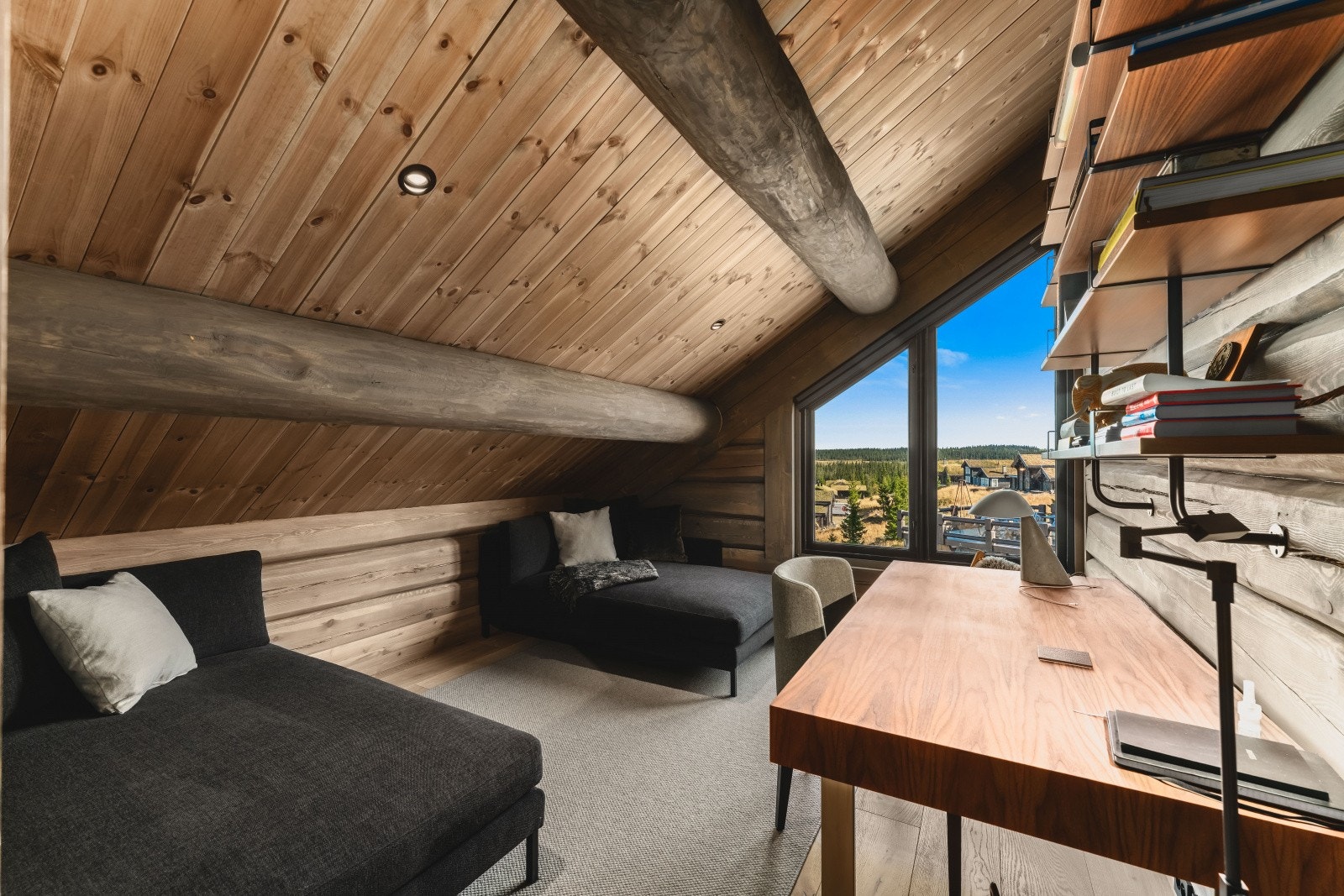 Ett av 2 stk. soverom i 2.etg. Store vindusflater og fin utsikt. Per i dag er rommet innredet som kontor. Galleribilde