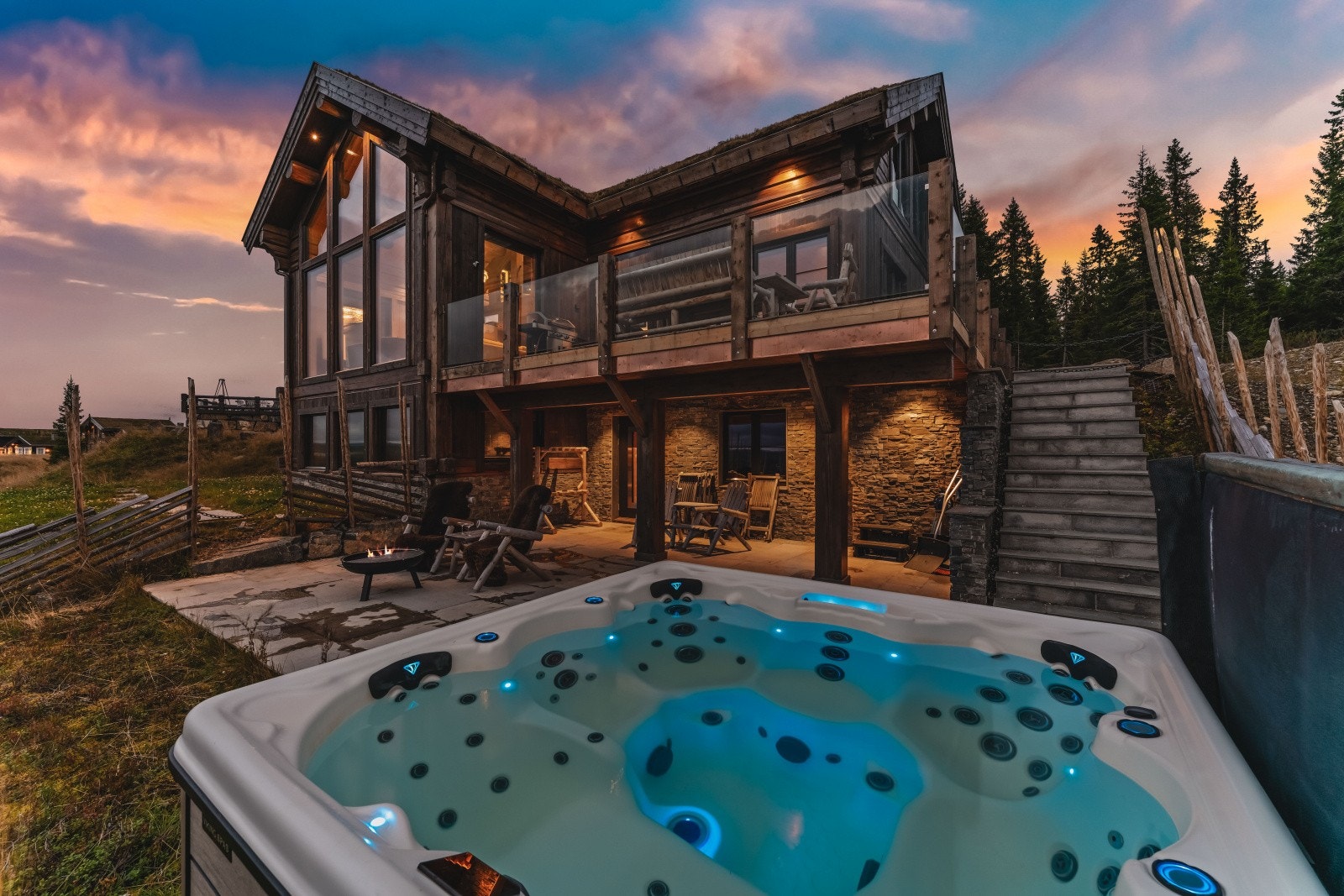 Jacuzzi har enkel adkomst inn til i kjelleretasjens badstue-/velværeavdeling! Galleribilde