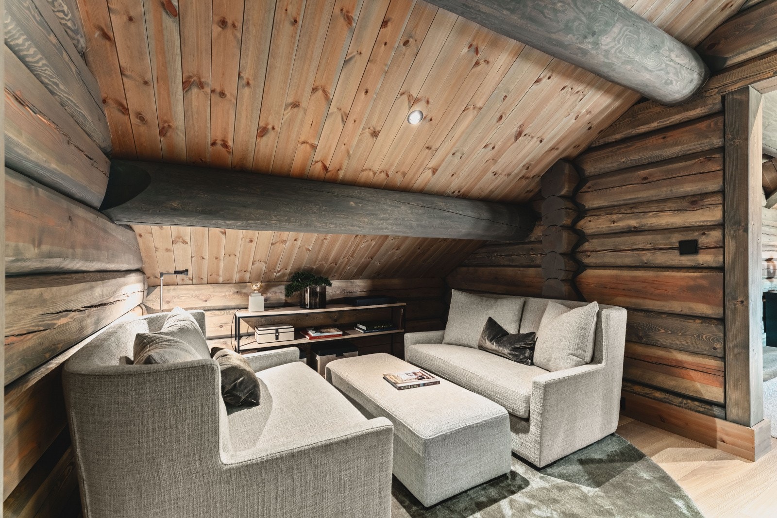 Mellomgang/stue nr. 2 tilknyttet soveromsfløy i 2. etg. Galleribilde