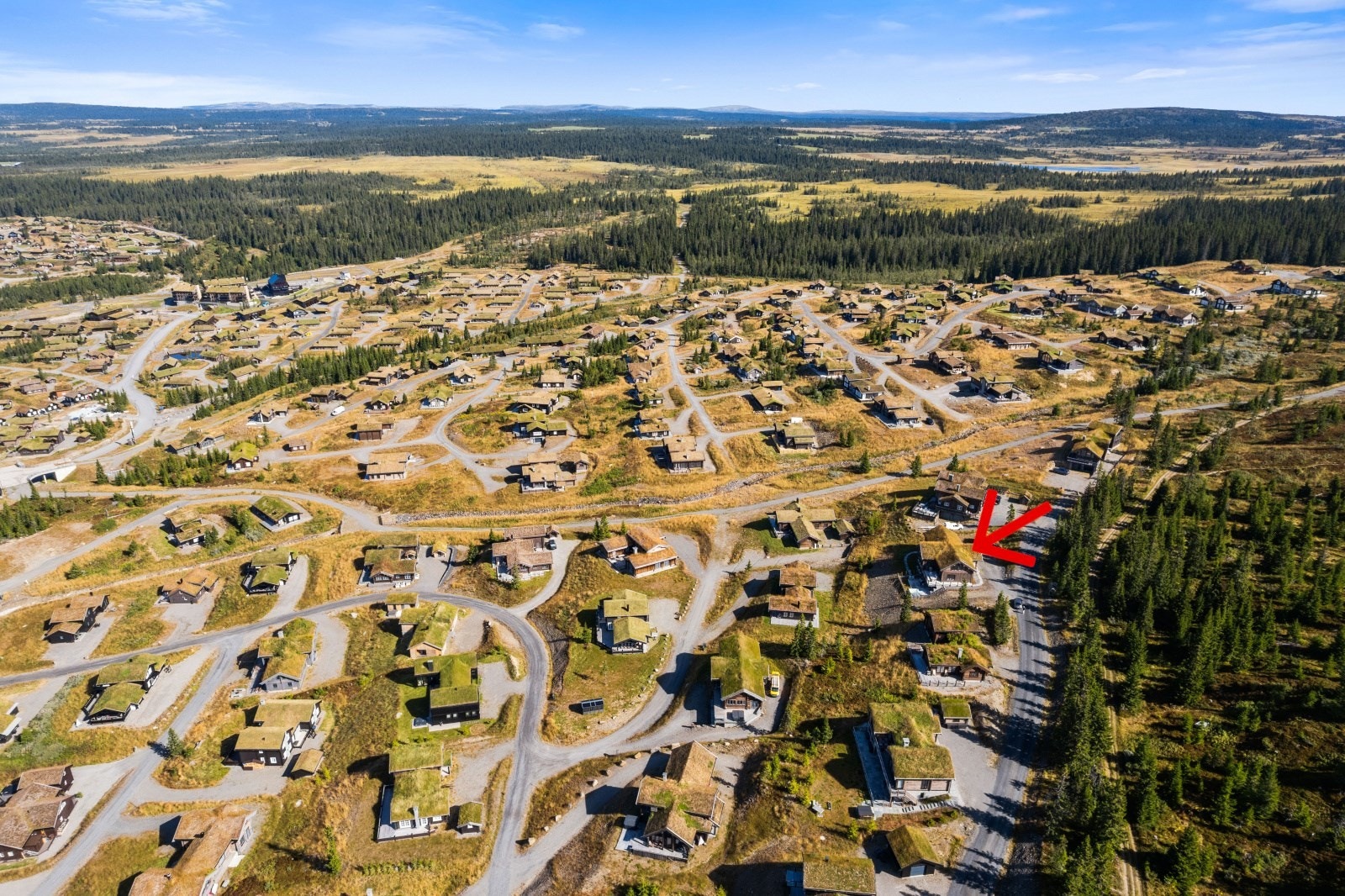 Kort avstand fra hytta til Skistadion vist til venstre i bildet Galleribilde