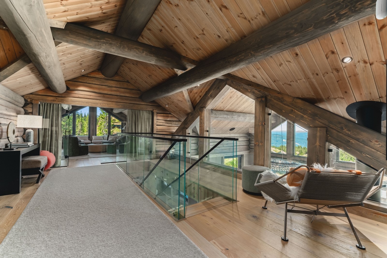 Majestetiske åser i himlingen kombinert med den eksklusive glasstrappen og lekker innredning gjør ethvert rom til en fornøyelse Galleribilde
