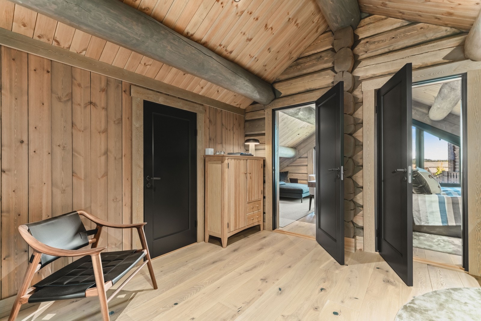 Mellomgang/stue nr. 2 tilknyttet soveromsfløy i 2. etg. Galleribilde