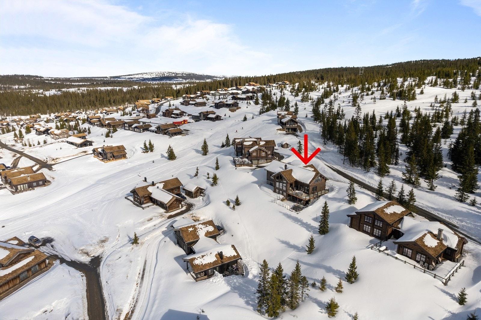 Super beliggenhet som en av de øverste utsikts-eiendommene i blindveien Kronrøysa - ett steinkast fra hytta til både alpinløype og langrennsløype! Galleribilde