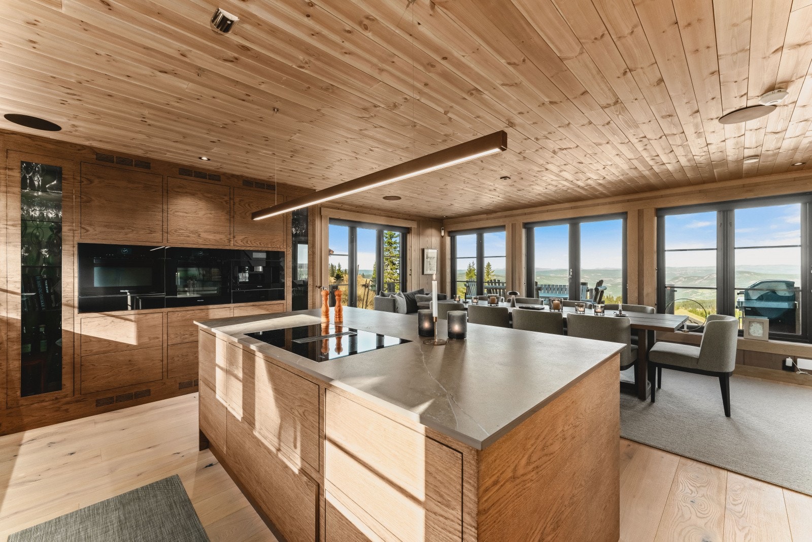 Rålekkert kjøkken med DEKTON benkeplate inkludert div. integrerte hvitevarer fra MIELE - spesialtilpasset og produsert av lokal møbelsnekker Svinsaas (svinsaas.com) Galleribilde