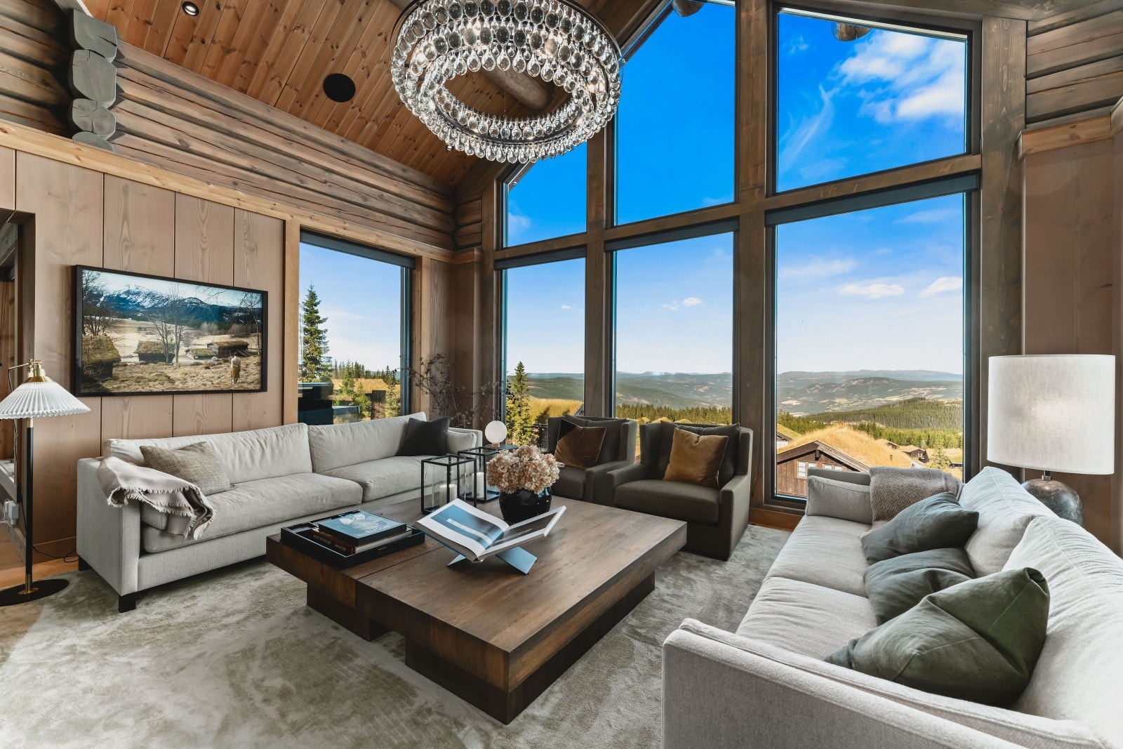 Majestetisk stue med takhøye vindusflater og fantastisk panoramautsikt mot Gudbrandsdalen og fjellheimen for øvrig Galleribilde