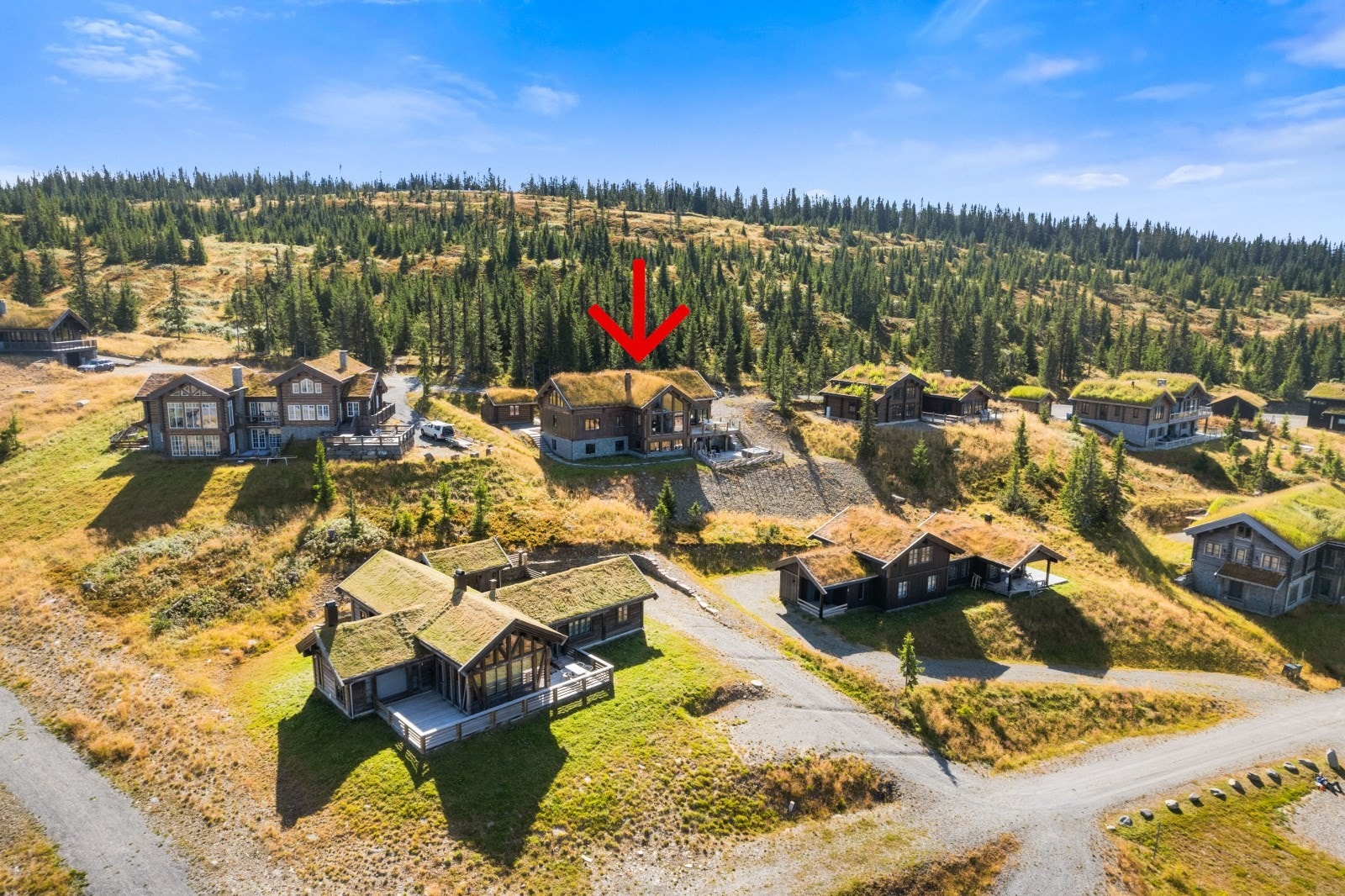 Hytta ligger utrolig flott til som en av de innerste utsikts-eiendommene i attraktive Kronrøysa - Ski inn-ski ut både langrenn og alpint! Galleribilde