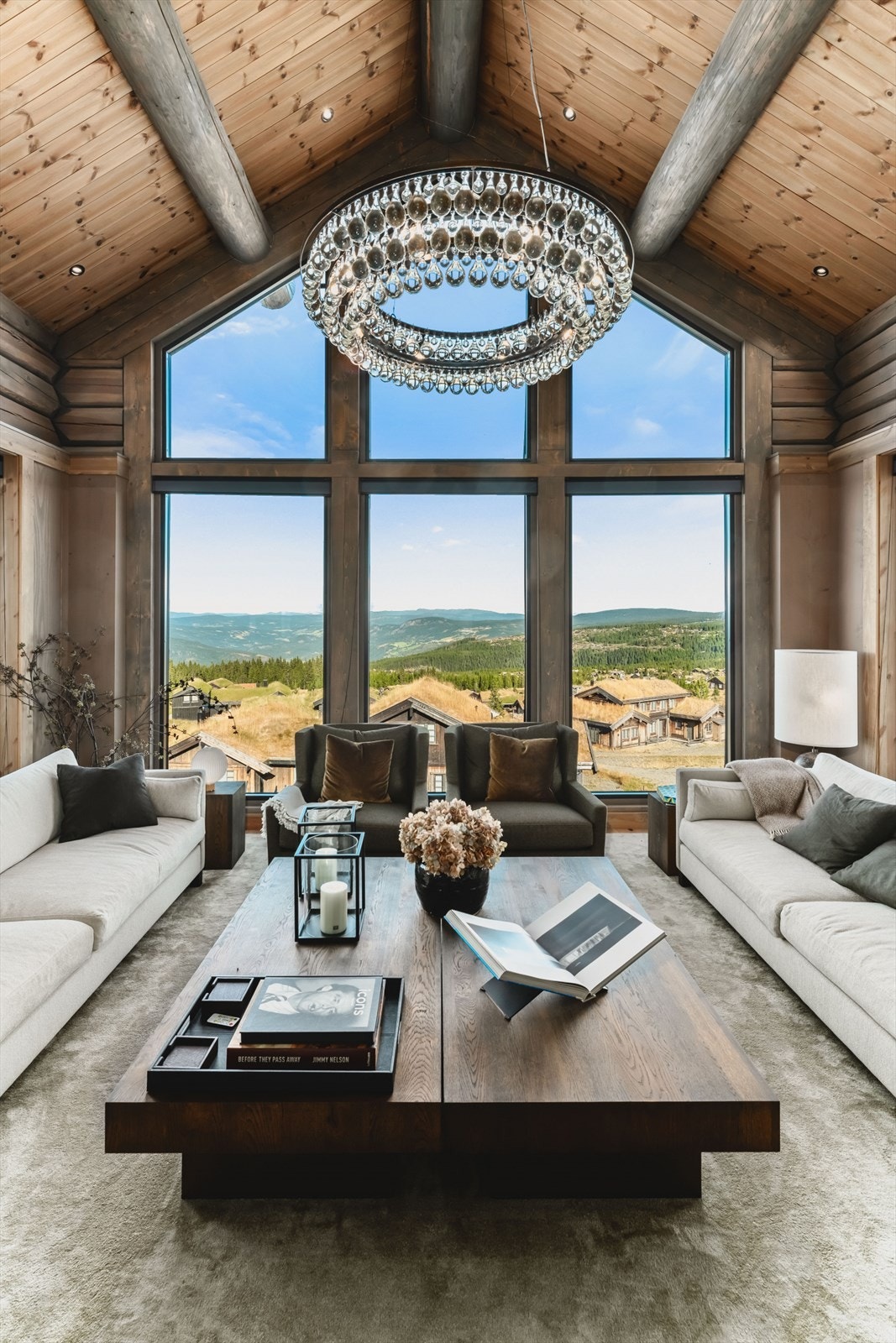 Hytta har store luftige rom, men føles samtidig koselig og lun Galleribilde