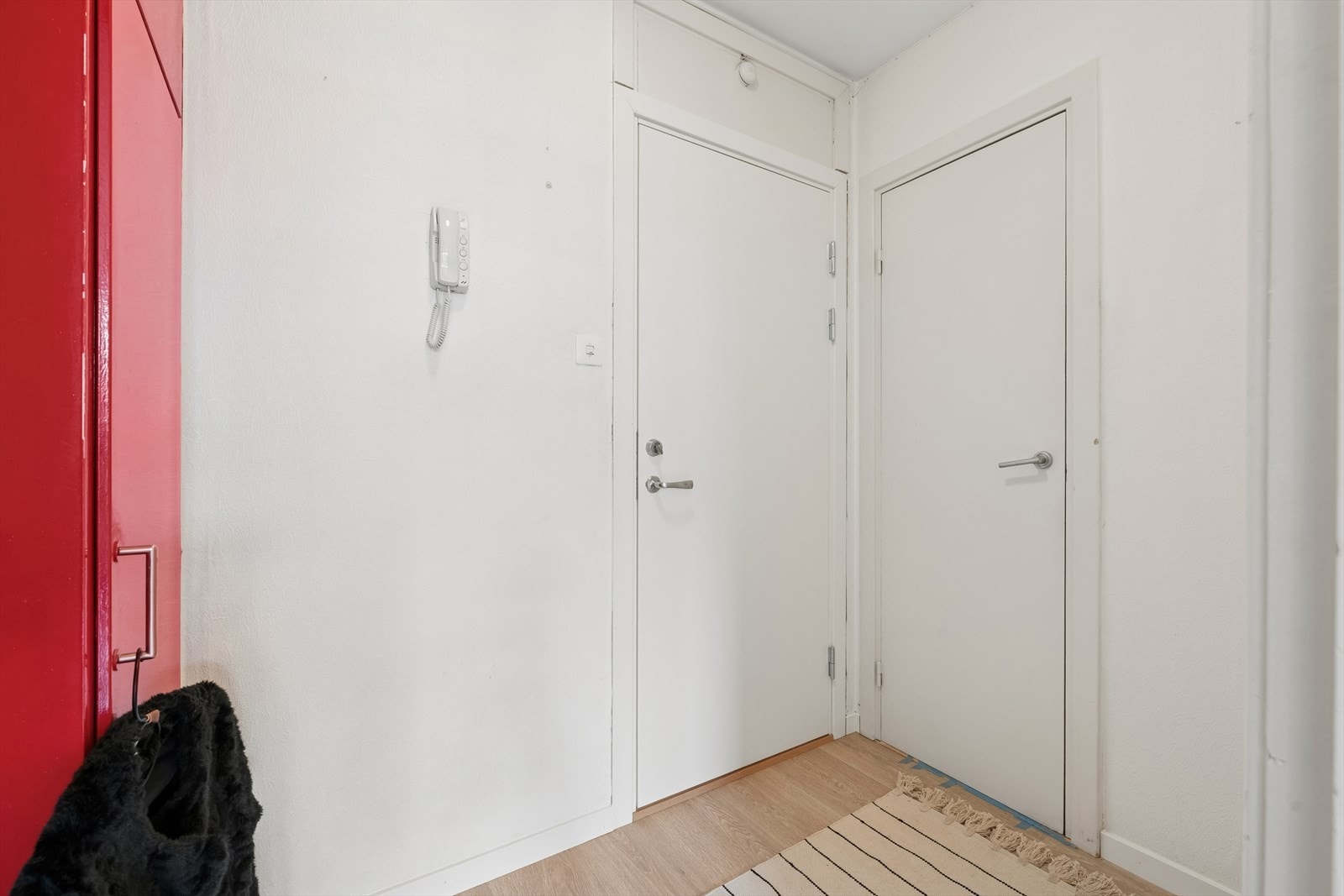 Velkommen inn! Direkte adkomst fra entré til innvendig bod. Galleribilde