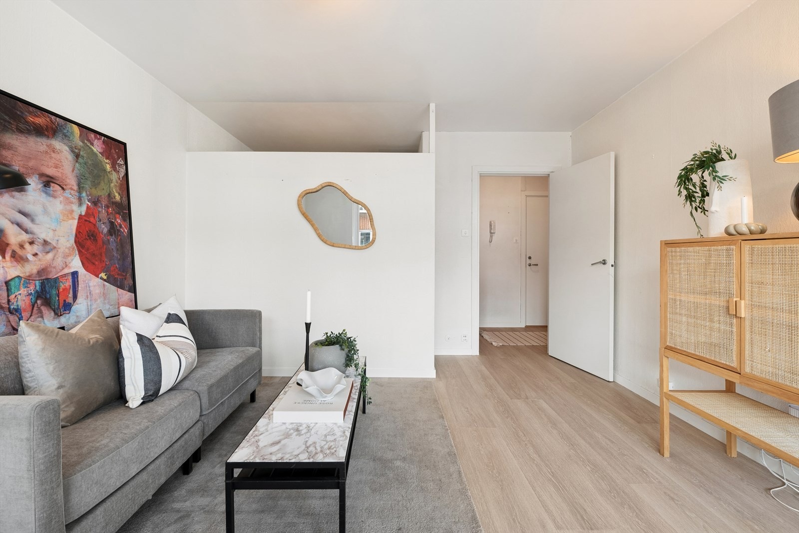 TV-en kan med fordel plasseres mot/på vegg. Galleribilde