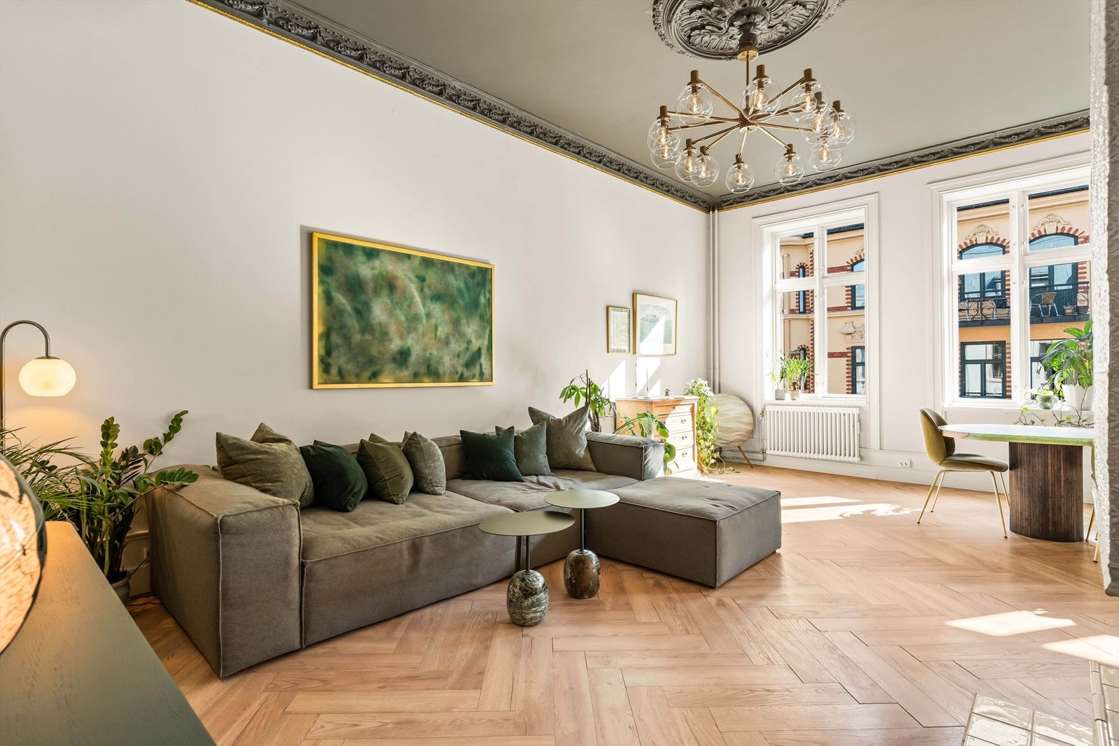 Stuedelen har god plass til en stor sofagruppe, perfekt for avslapning. Galleribilde