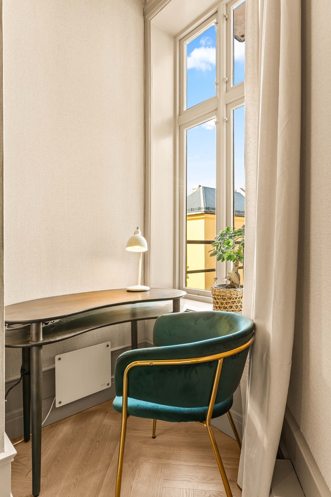 En smart utnyttelse av plassen gir en fin kontorkrok i det minste soverommet. Naboens del av balkongen vil være plassert utenfor dette vinduet. Galleribilde