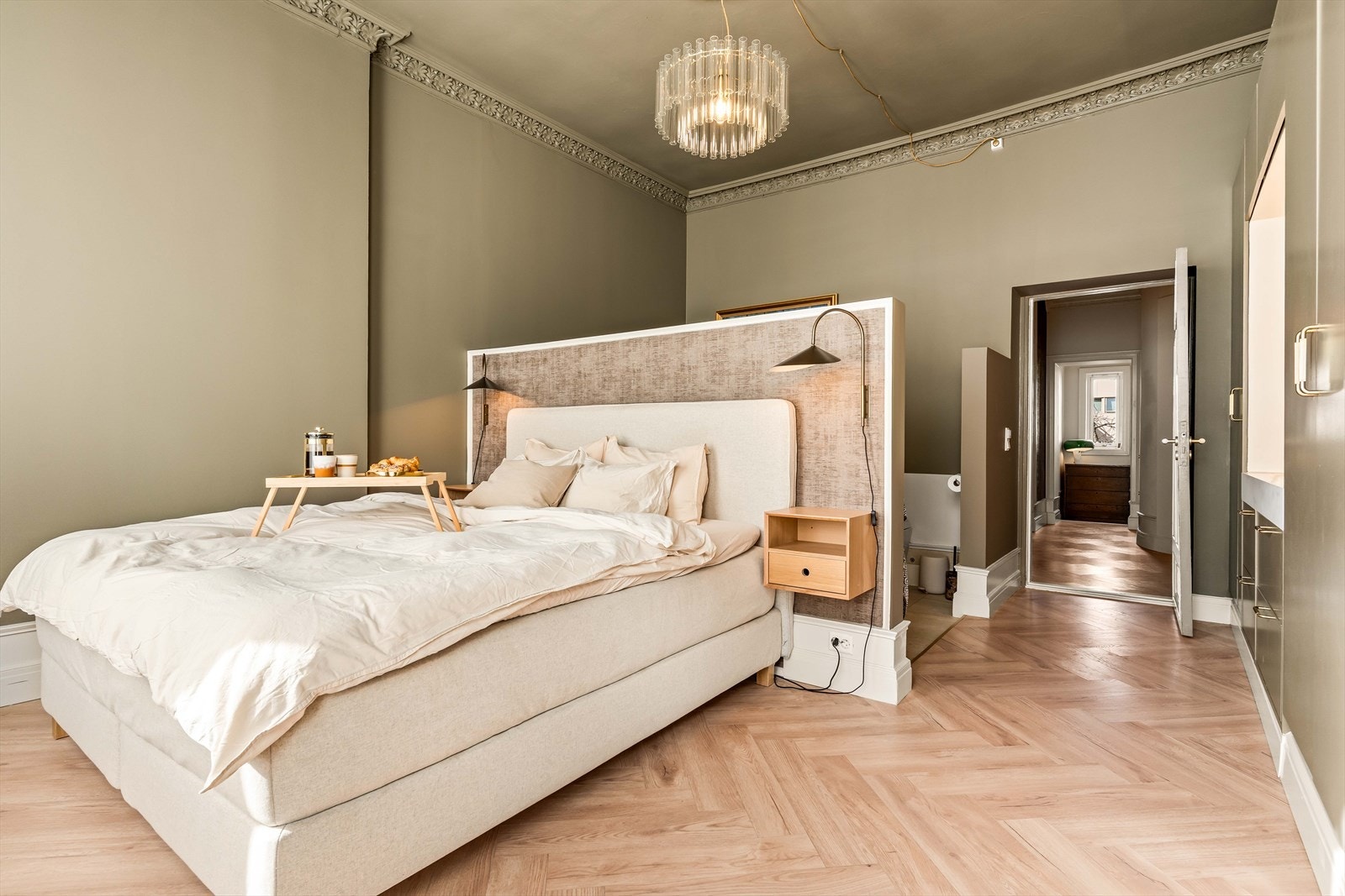 Hovedsoverommet har en åpen løsning mot et privat baderom. Galleribilde