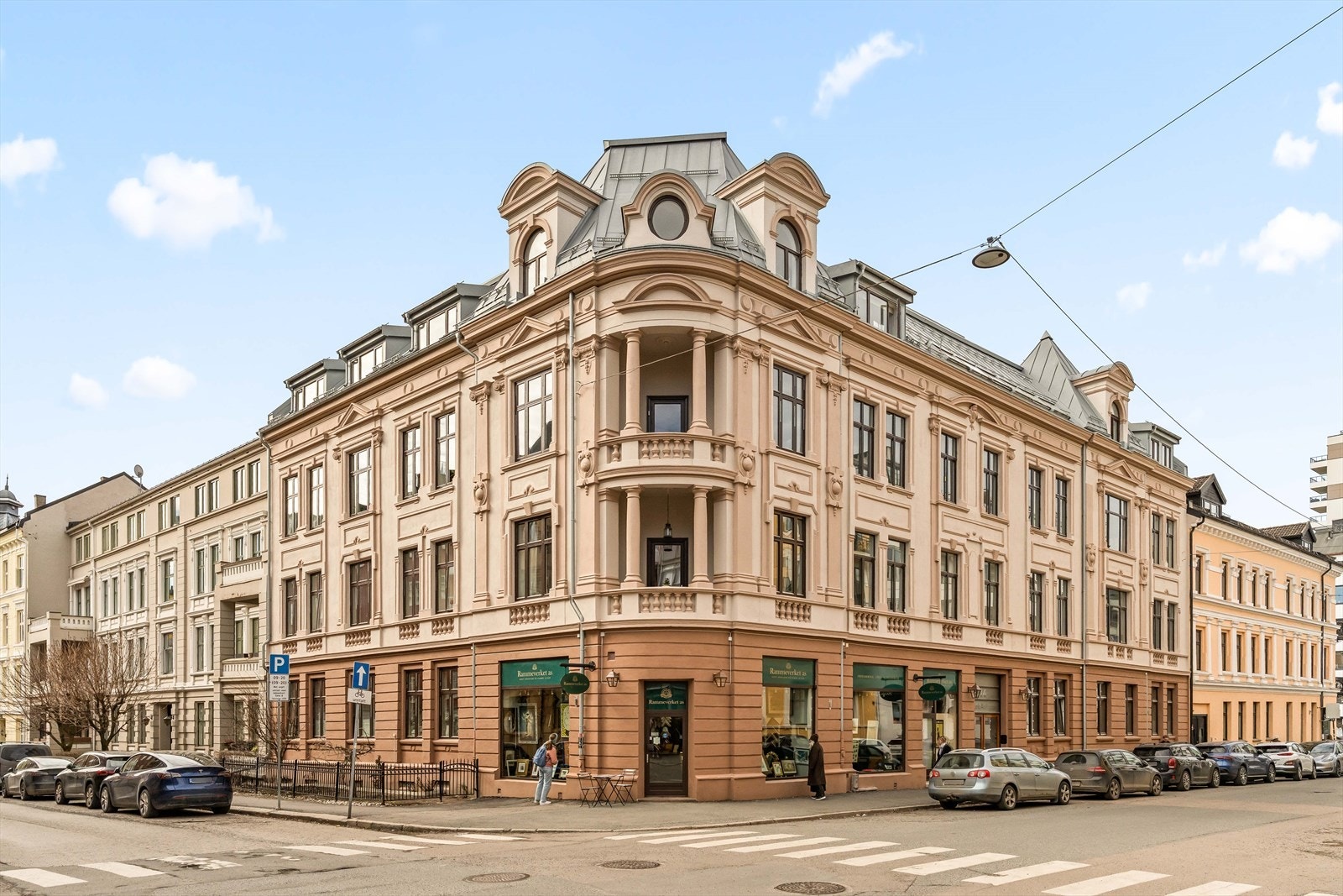 Eiendommen er en klassisk bygård fra 1897, sentralt beliggende på Majorstuen, nær Bogstadveien. Hele fasaden ble også nylig totaloppusset. Galleribilde