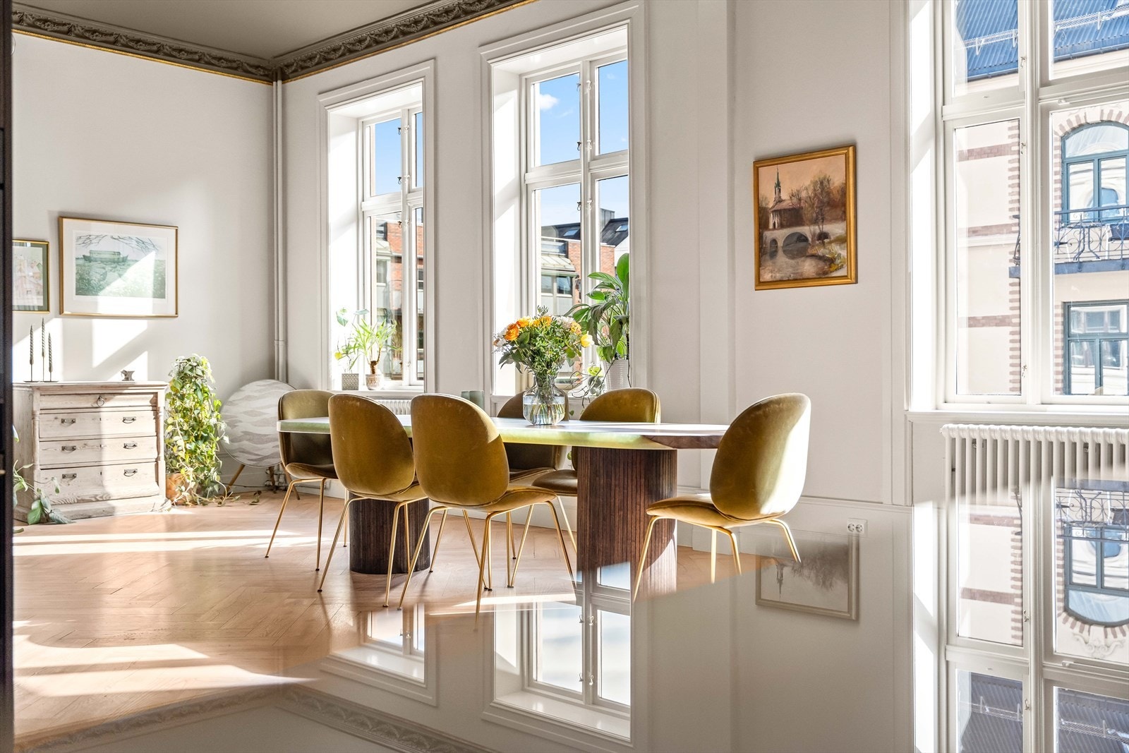 Leiligheten ligger i byggets 3. etasje, i en verneverdig bygård oppført i 1897. Galleribilde