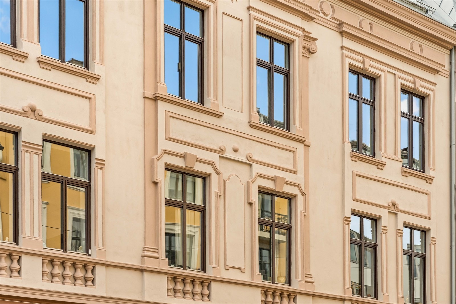 Pen og velholdt fasade med klassiske arkitektoniske detaljer. Galleribilde