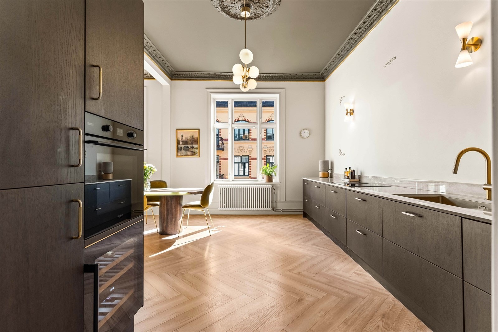 Det er rikelig med lagringsplass i både skap og skuffer samt godt med benkeplass. Galleribilde