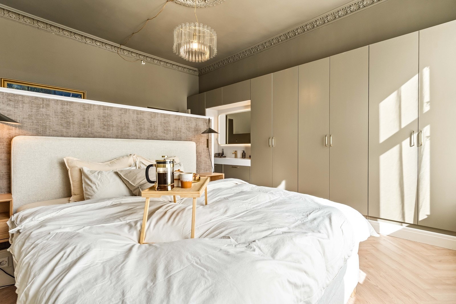 Skreddersydde garderobeskap gir rikelig med oppbevaringsplass. Galleribilde