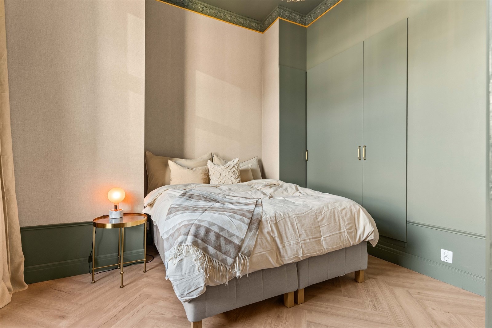 Et av leilighetens tre soverom, alle med fleksible innredningsmuligheter og innebygde garderobeskap. Utgangen til balkongen vil være fra dette soverommet. Galleribilde