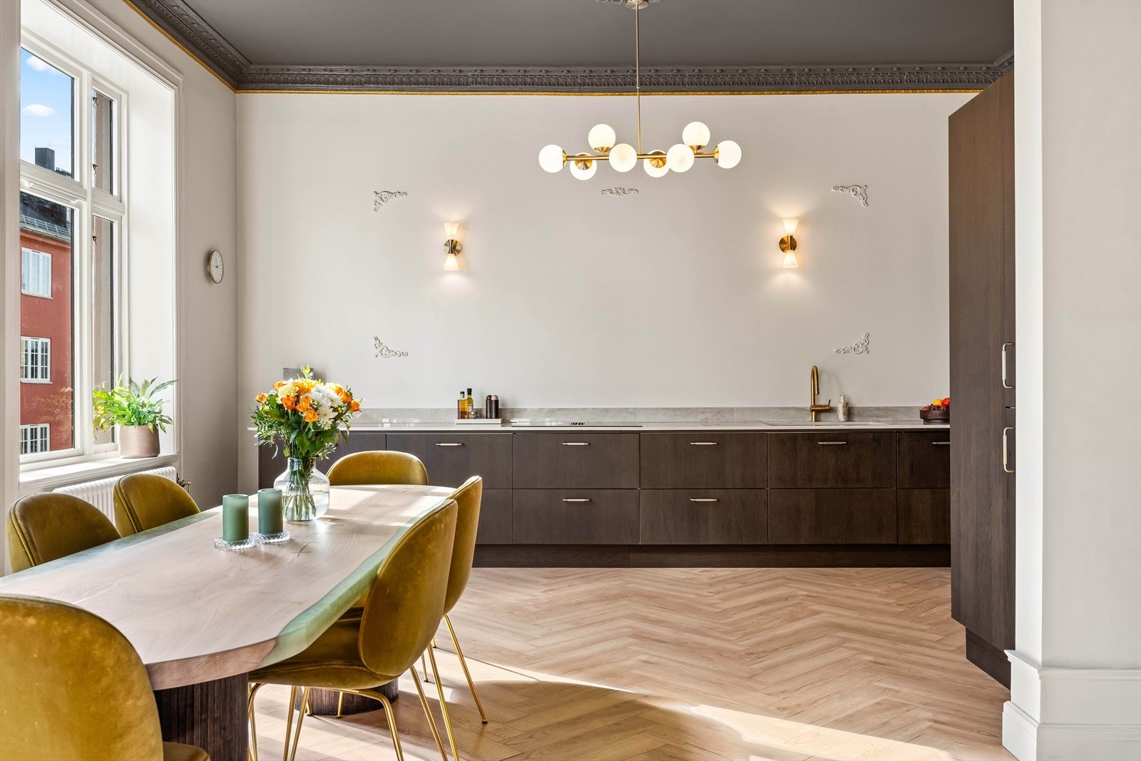 Gjennomført kjøkken fra 2024, utformet i en moderne og tidløs stil som harmonerer vakkert med leilighetens klassiske detaljer. Galleribilde