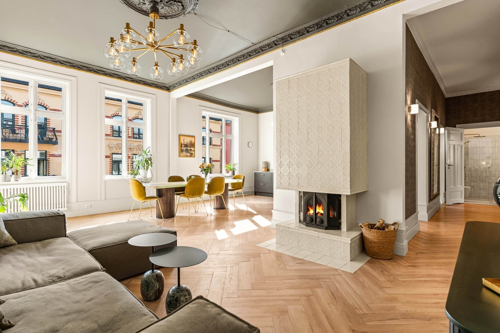 Linn Wendel v/DNB Eiendom l har gleden av å presentere Jacob Aalls gate 14B - En påkosted og særdeles vakker 4-roms eierleilighet i Jacob Aalls gate 14B. Dette er boligen for deg som er ekstra kresen og ønsker en bolig med high-end finish. Galleribilde