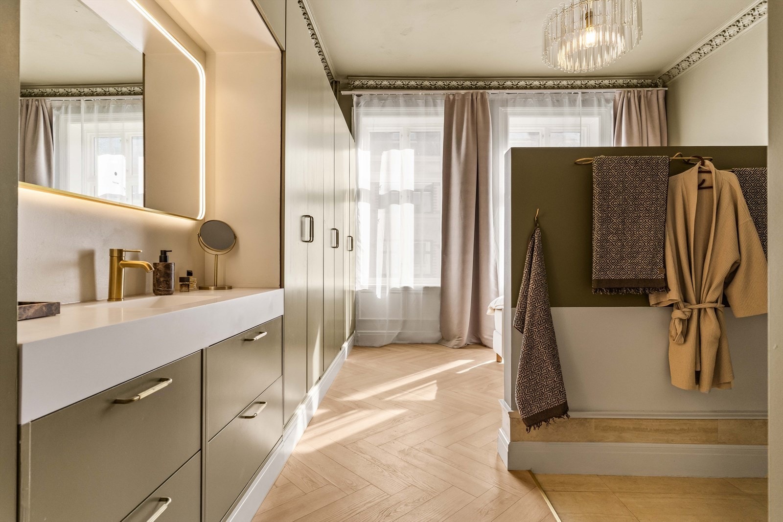 Den skreddersydde innredningen har nedfelt servant og rikelig med skapplass. Galleribilde