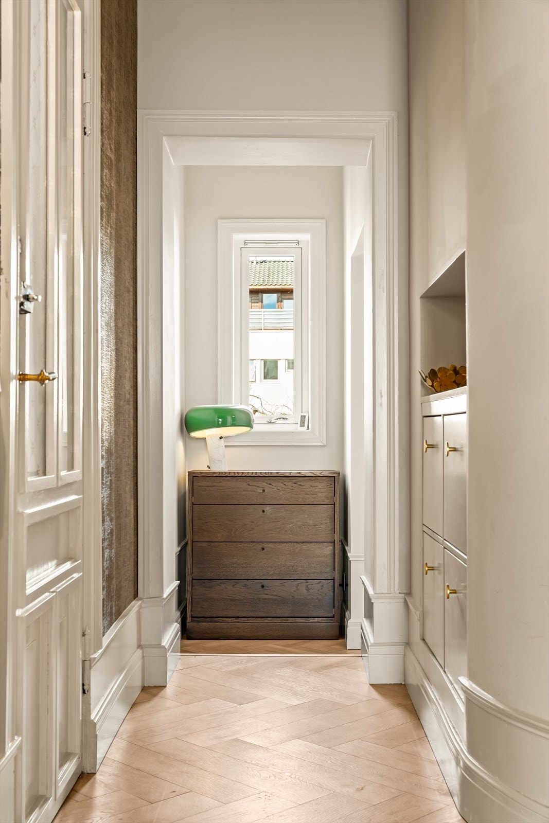 Det bemerkes at mindre deler av gangen opprinnelig er godkjent som tilleggsdel/bod. Omgjøringen er søknadspliktig, se pkt. "ferdigattest" i salgsoppgaven. Galleribilde