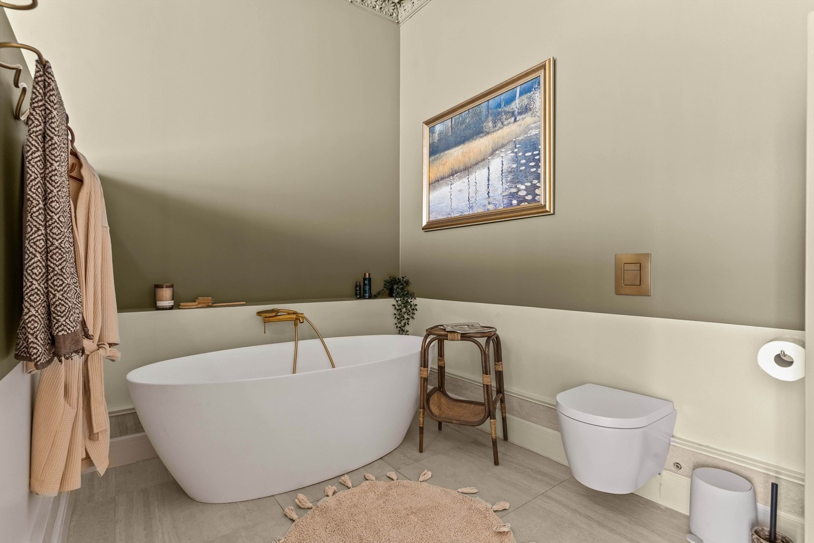 Badet tilknyttet hovedsoverommet ble fullt pusset opp i 2025 i form av egeninnsats og har et frittstående badekar som gir en spa-lignende atmosfære. Rørleggerarbeidet til begge badene er til info gjort av fagfolk, via Renovex AS. Galleribilde