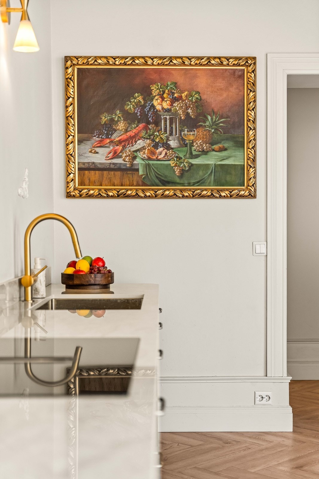 Benkeplaten i stein har nedfelt oppvaskkum, underlimt vask og armatur som matcher de øvrige detaljene. Galleribilde