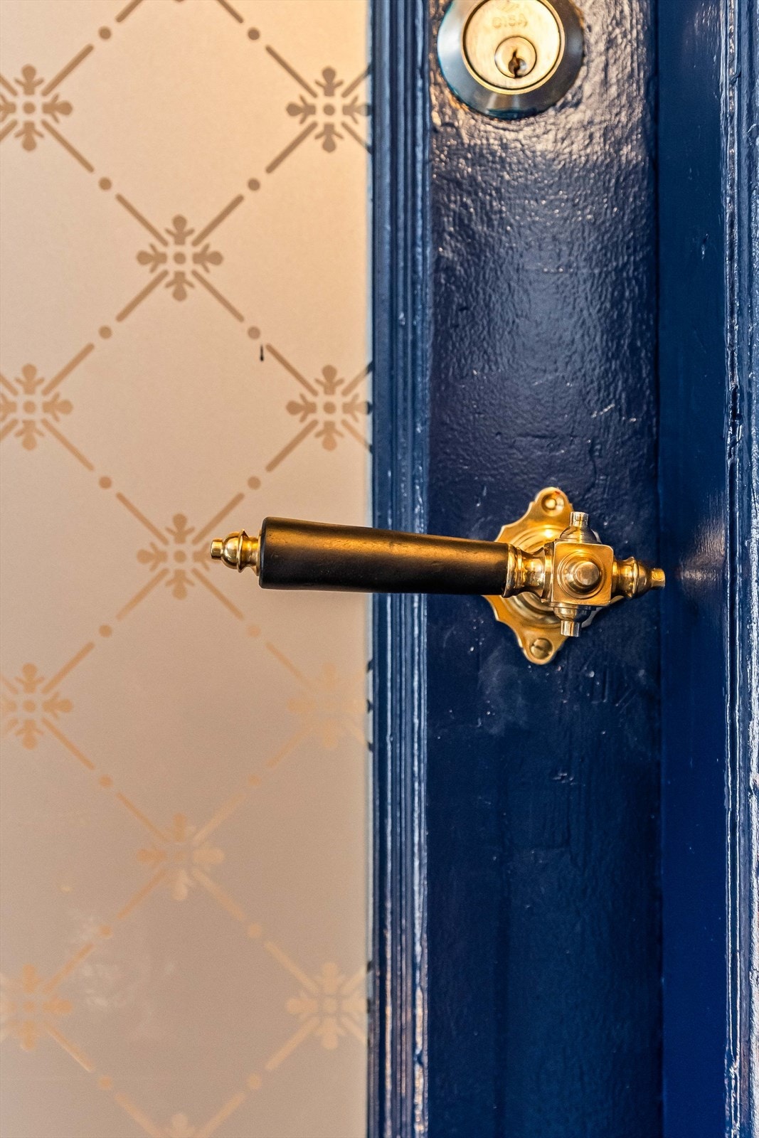 En eldre, malt tredør med glassfelt ønsker deg velkommen inn. Galleribilde