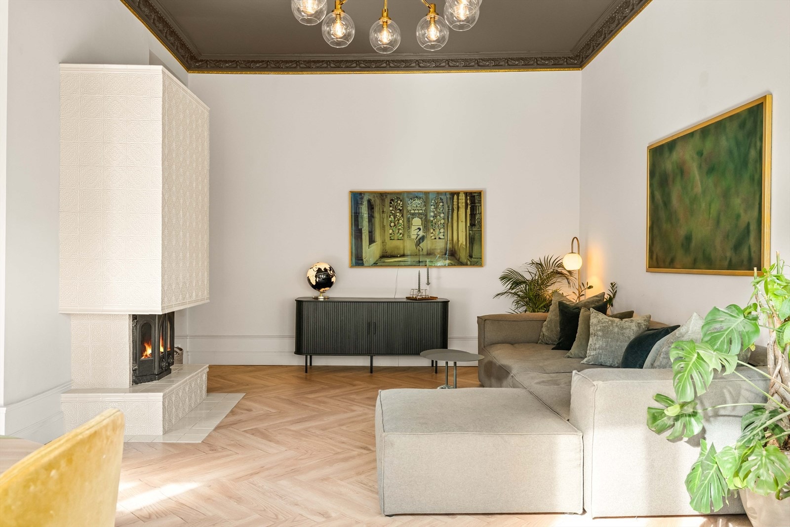 Her får du harmonisk fargepalett, samt stukkatur og rosett i himlingen, og estetikk som følger deg sømløst gjennom store deler av leiligheten. Galleribilde