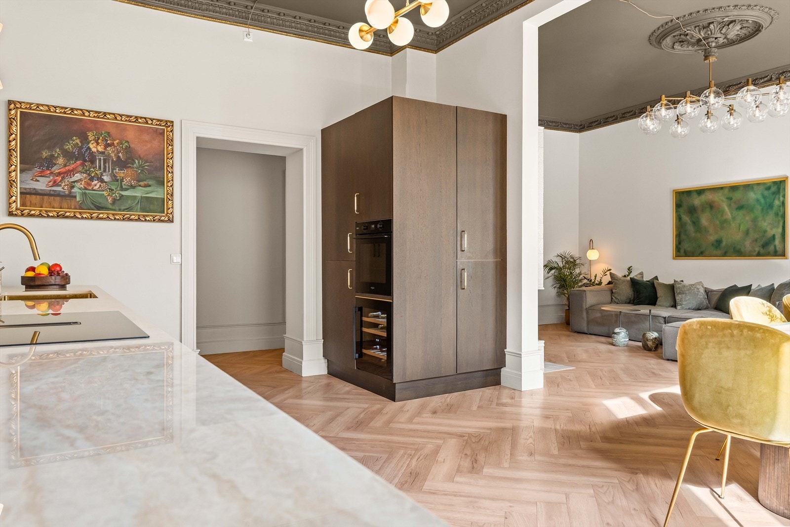 Innredningen består av glatte, mørktonede eikefronter som gir et eksklusivt og rolig uttrykk. Galleribilde