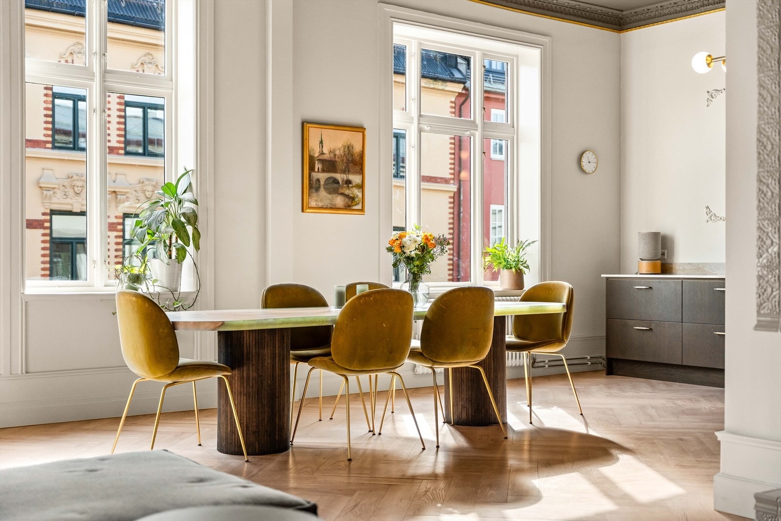 Spisegruppen får sin naturlige plass mellom kjøkkenet og stuen. Galleribilde