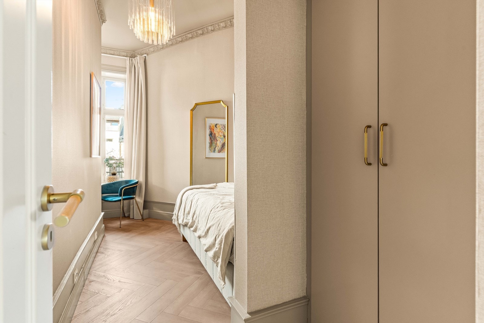 I et skap på det minste soverommet er det opplegg for vaskemaskin, sikret med lekkasjevarsler. Merk at opplegg for vaskemaskin på soverommet ikke utgjør en godkjent våtromsløsning. Felles balkong med nabo vil komme utenfor dette soveromsvinduet til info. Galleribilde