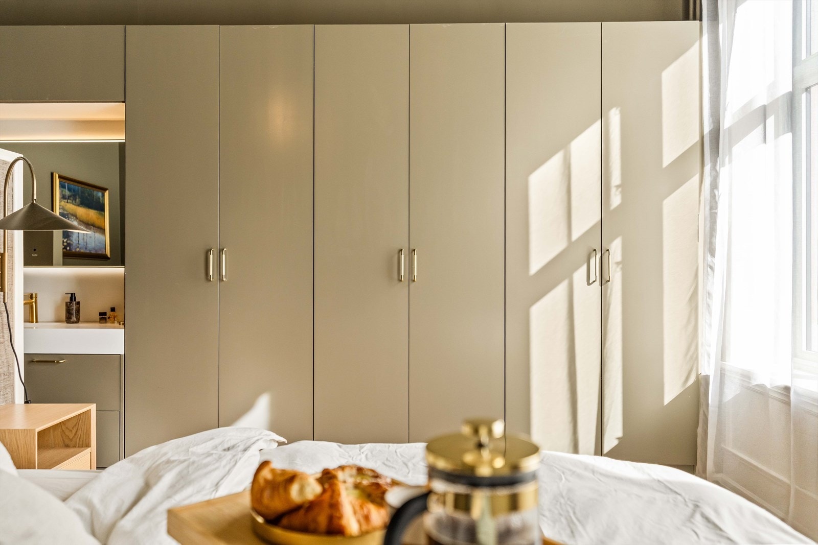 Garderobeløsningen er sømløst integrert i rommet. Galleribilde