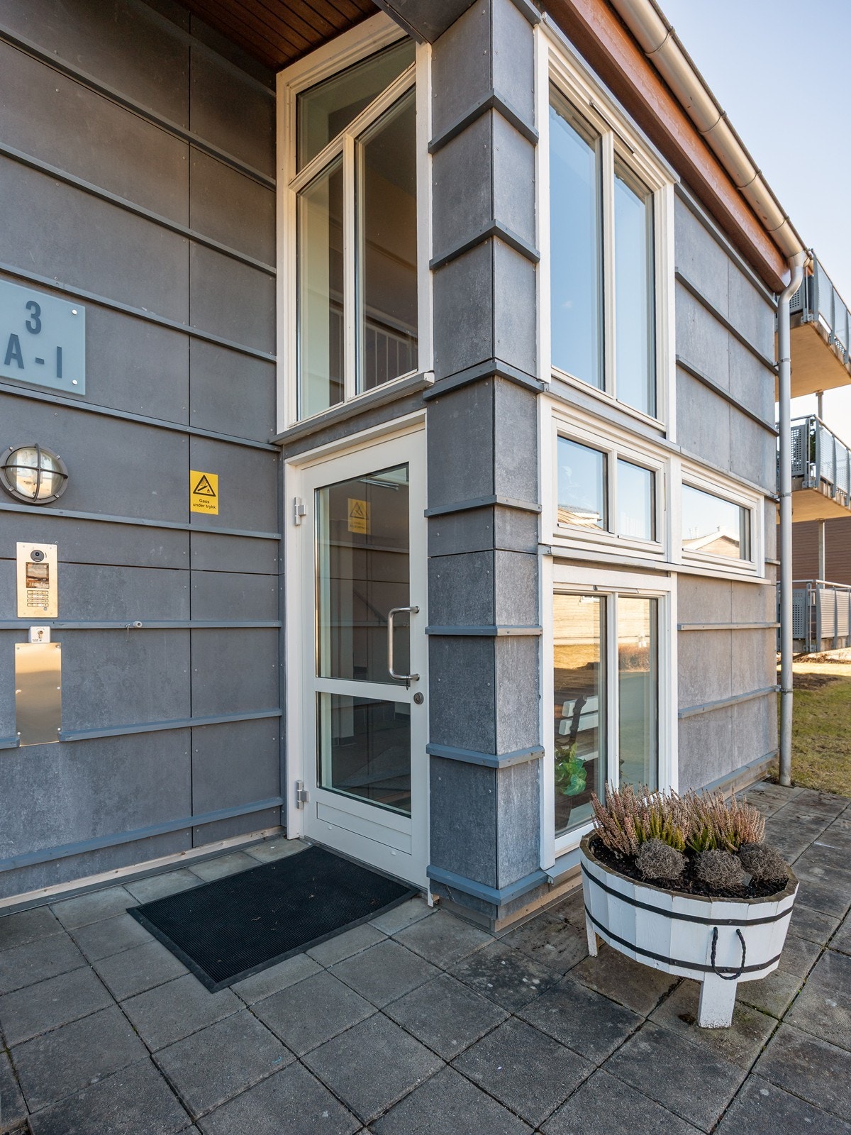 Det er adkomst til leiligheten via felles oppgang med heis og trappeløp. Galleribilde