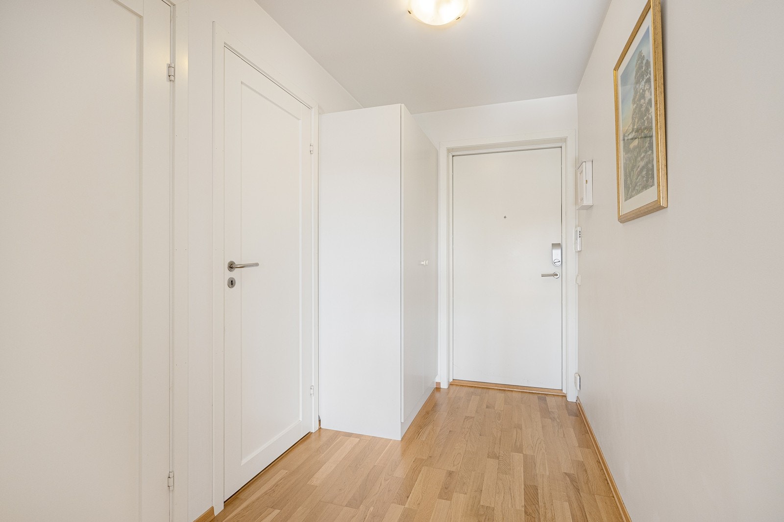 Entréen er lys og tiltalende og har praktisk oppbevaring for ytterklær og sko i et garderobeskap. Galleribilde
