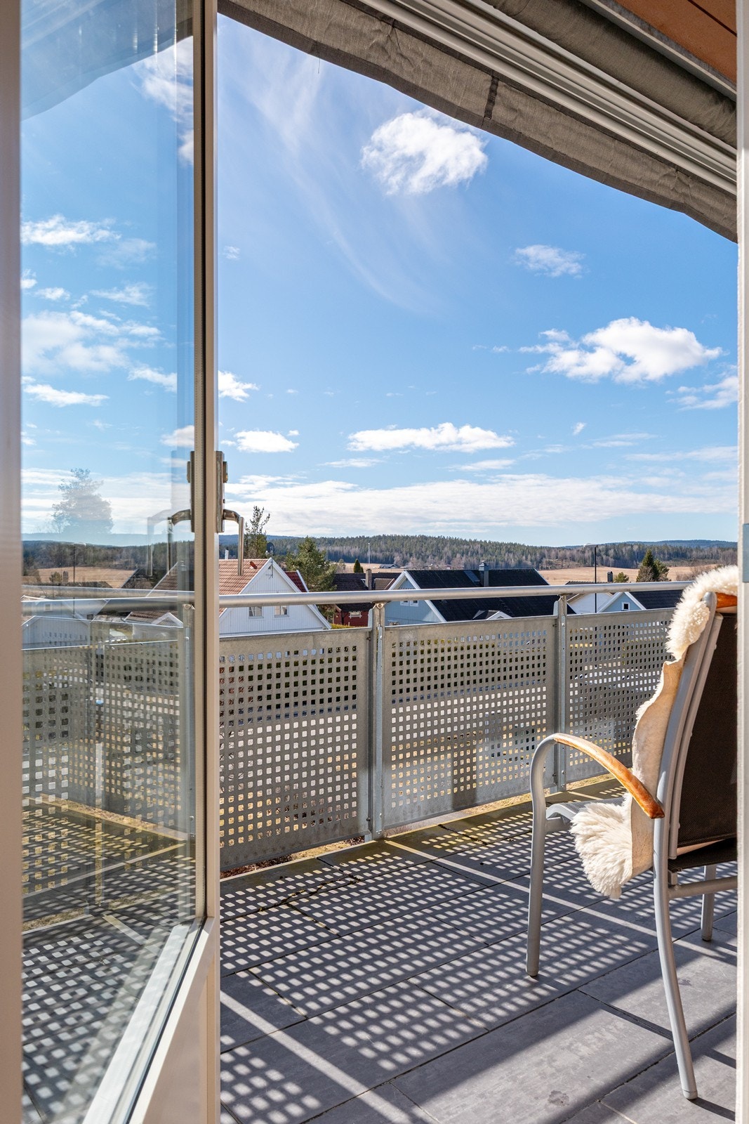 Fra balkongen er det fin utsikt til de nærliggende områdene og skogkledde åser. Galleribilde