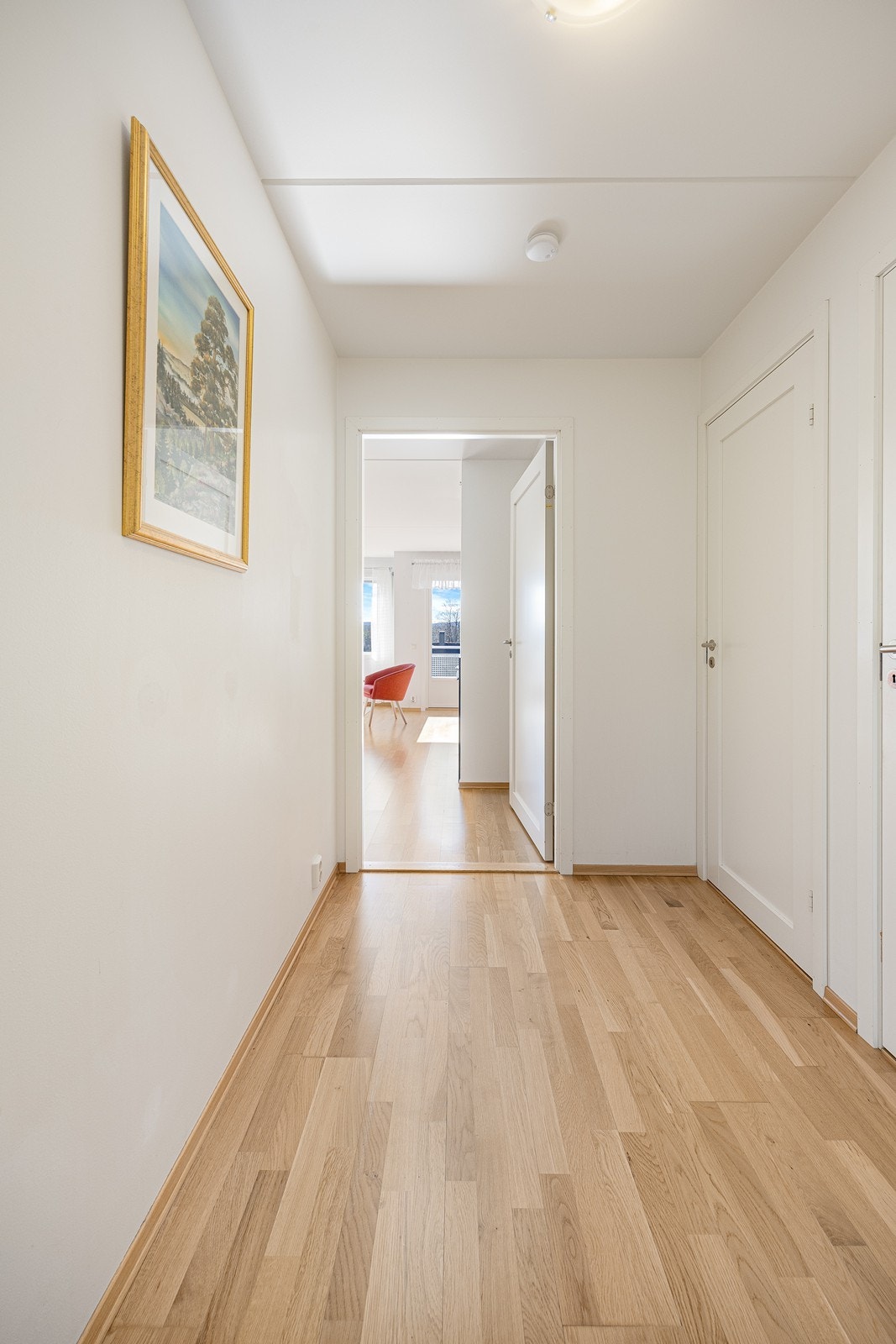 Veggene er hvitmalte og på gulvet er det parkett. Galleribilde